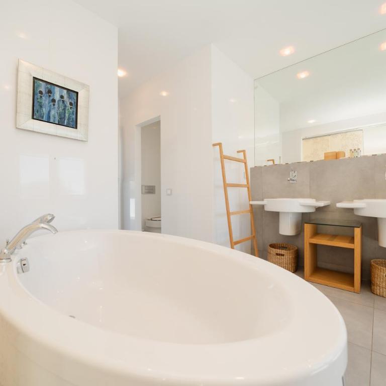 Villa Privada con Piscina y Jardín en Las Chapas, Marbella - Villa de 2 dormitorios - 9