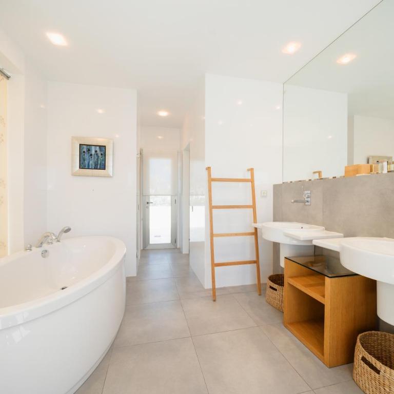 Villa Privada con Piscina y Jardín en Las Chapas, Marbella - Villa de 2 dormitorios - 25