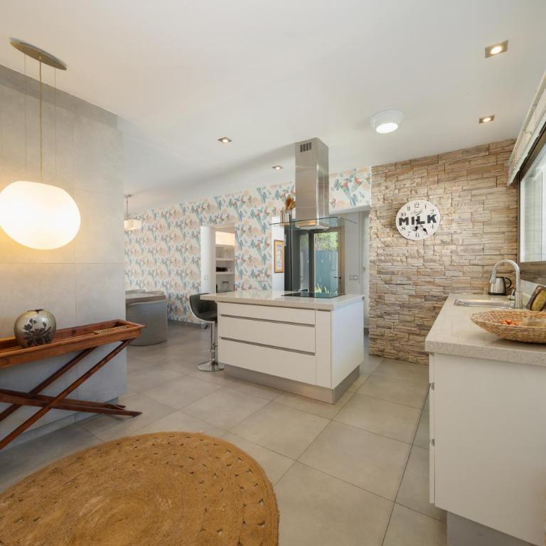 Villa Privada con Piscina y Jardín en Las Chapas, Marbella - Villa de 2 dormitorios - 35