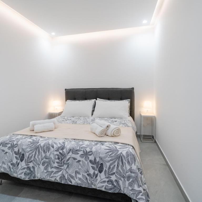 Sicilian Jacuzzi stay - 2BR - Two-Bedroom House - 24