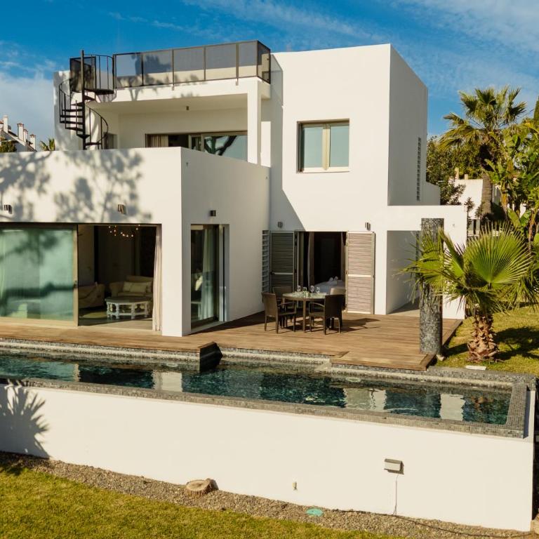 Villa Privada con Piscina y Jardín en Las Chapas, Marbella - Villa de 2 dormitorios - 2