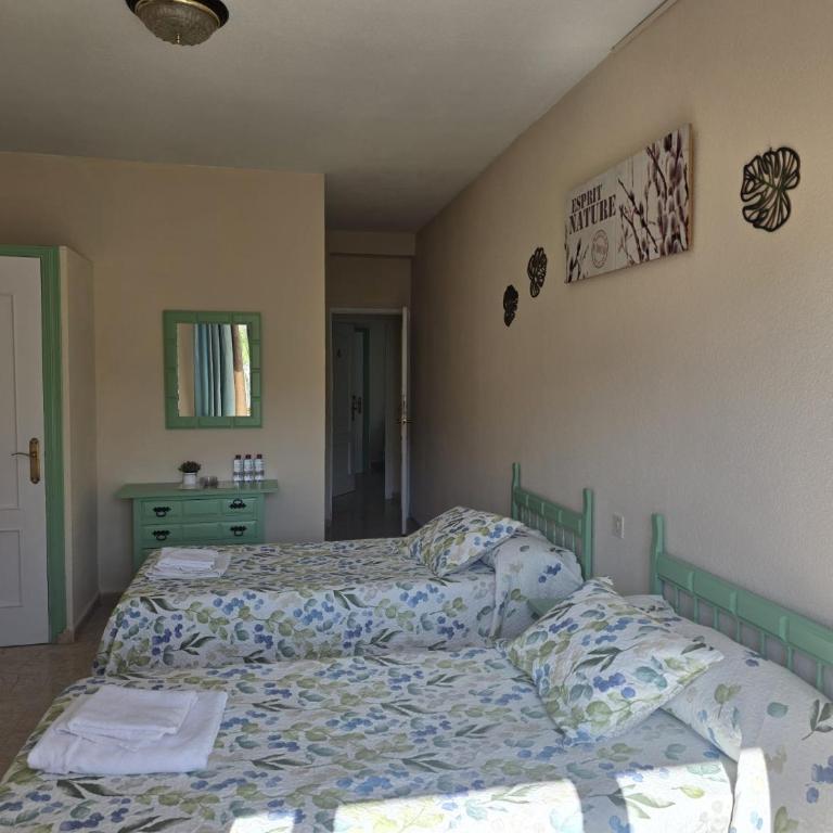 Pensión Restaurante Páramo - Triple Room with Balcony - 15