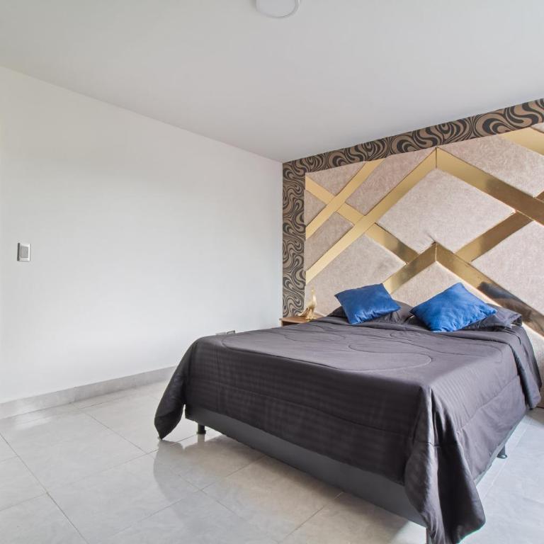 2 bedroom with pool table, 1 block from Lleras park, p8 - Two-Bedroom Apartment - 5