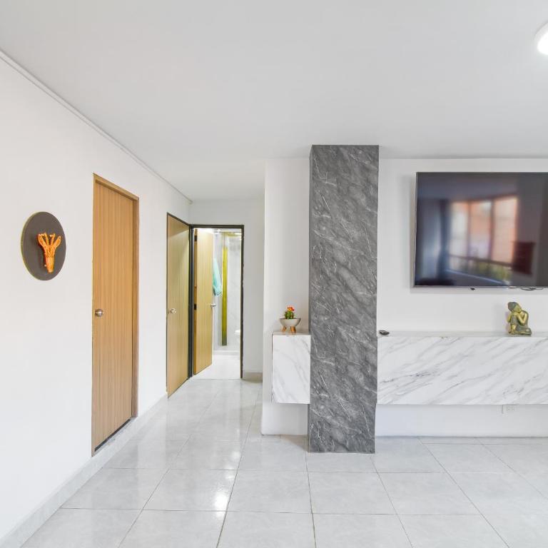 2 bedroom with pool table, 1 block from Lleras park, p8 - Two-Bedroom Apartment - 13