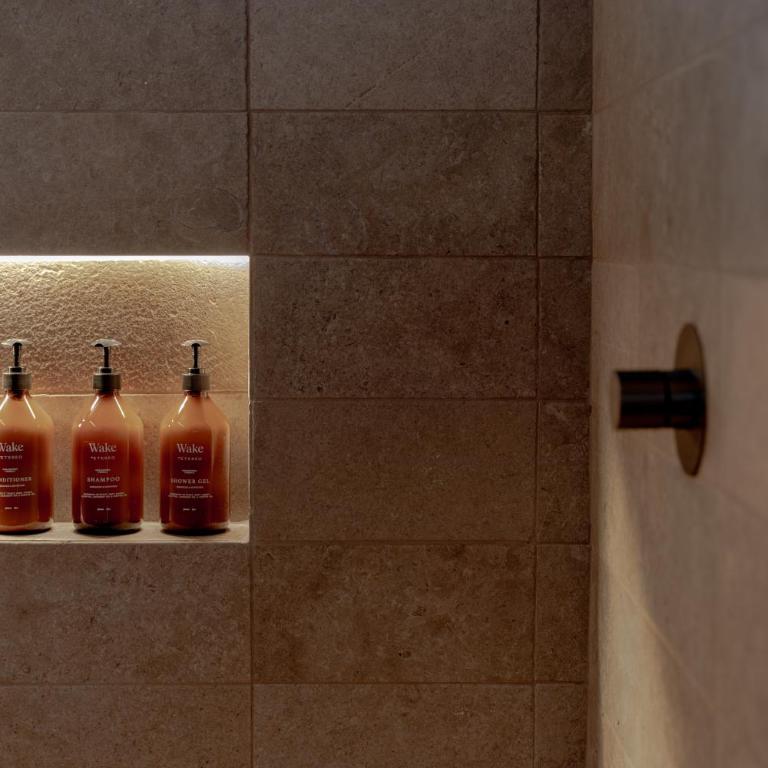 Wake Medellin, a Member of Design Hotels - Suite con bañera de hidromasaje - Cama extragrande - 8