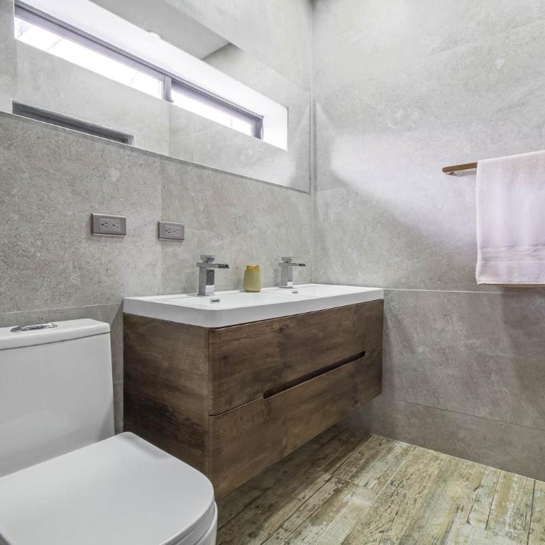 2 bedroom top floor with pool table, 1 block from Lleras park p9 - Two-Bedroom Apartment - 4
