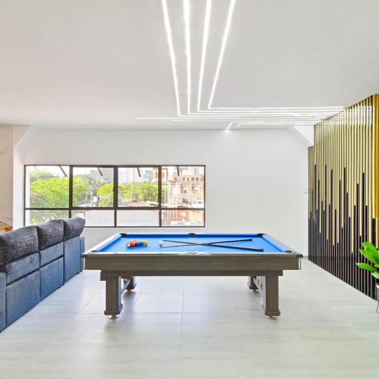 2 bedroom top floor with pool table, 1 block from Lleras park p9 - Two-Bedroom Apartment - 1