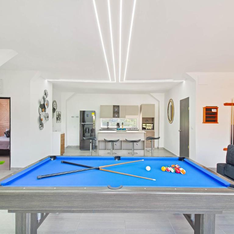 2 bedroom top floor with pool table, 1 block from Lleras park p9 - Two-Bedroom Apartment - 2