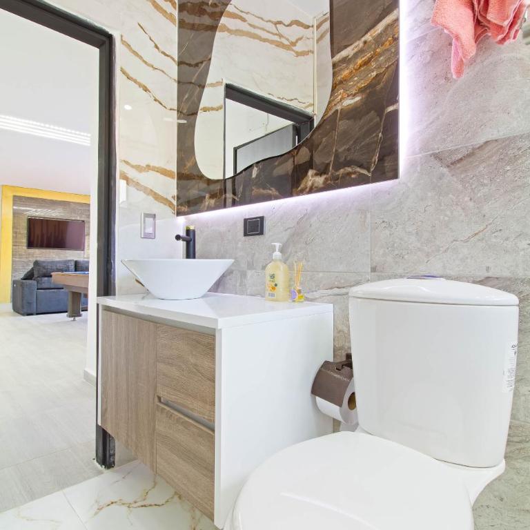 2 bedroom top floor with pool table, 1 block from Lleras park p9 - Two-Bedroom Apartment - 12