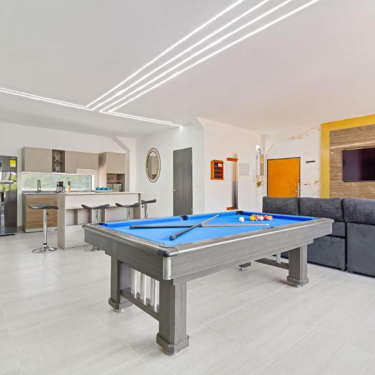 2 bedroom top floor with pool table, 1 block from Lleras park p9 - Two-Bedroom Apartment - 14