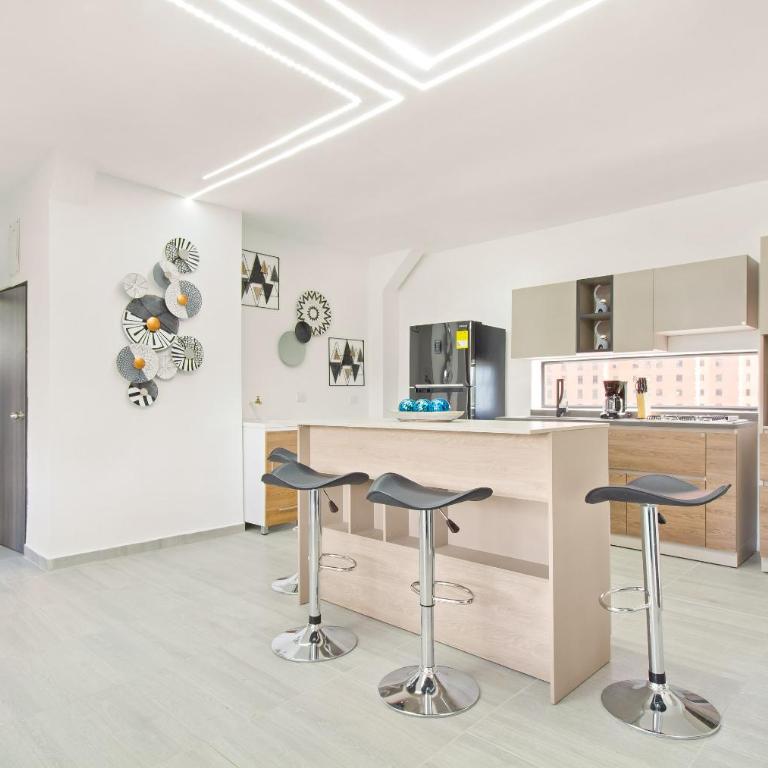 2 bedroom top floor with pool table, 1 block from Lleras park p9 - Two-Bedroom Apartment - 16
