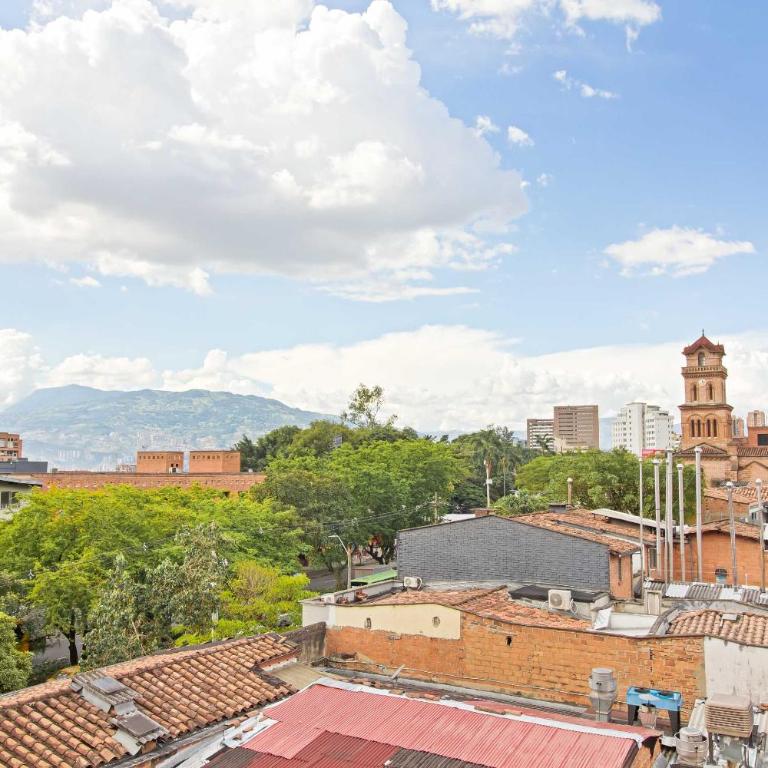 2 bedroom top floor with pool table, 1 block from Lleras park p9 - Two-Bedroom Apartment - 17