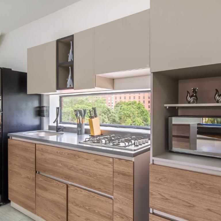 2 bedroom top floor with pool table, 1 block from Lleras park p9 - Two-Bedroom Apartment - 18