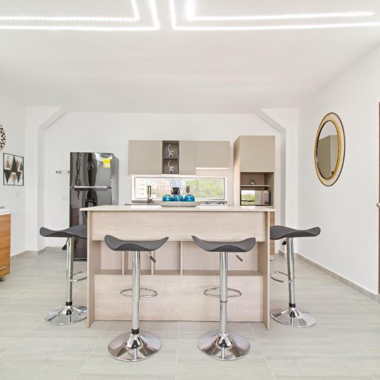 2 bedroom top floor with pool table, 1 block from Lleras park p9 - Two-Bedroom Apartment - 19