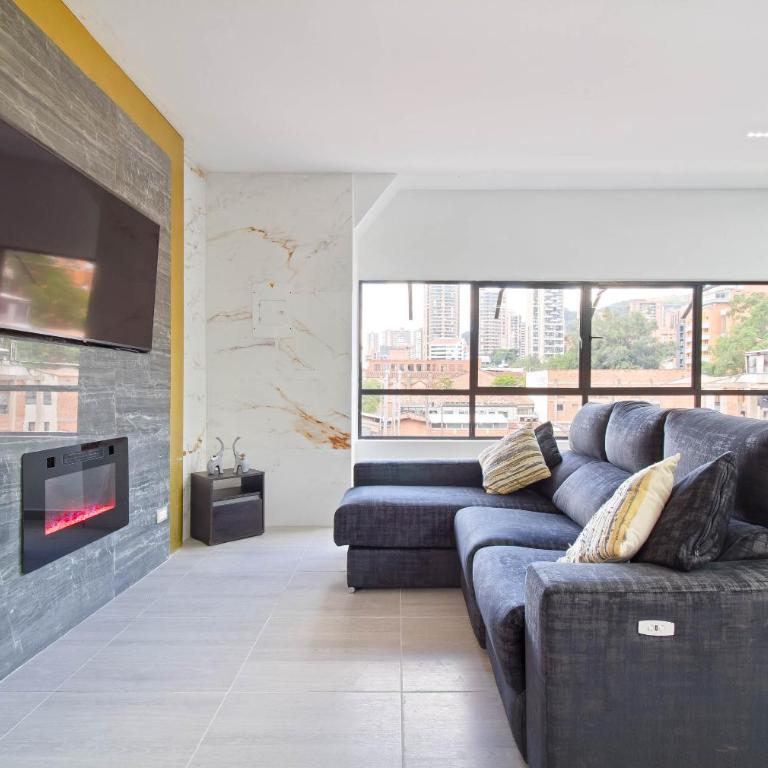 2 bedroom top floor with pool table, 1 block from Lleras park p9 - Two-Bedroom Apartment - 22