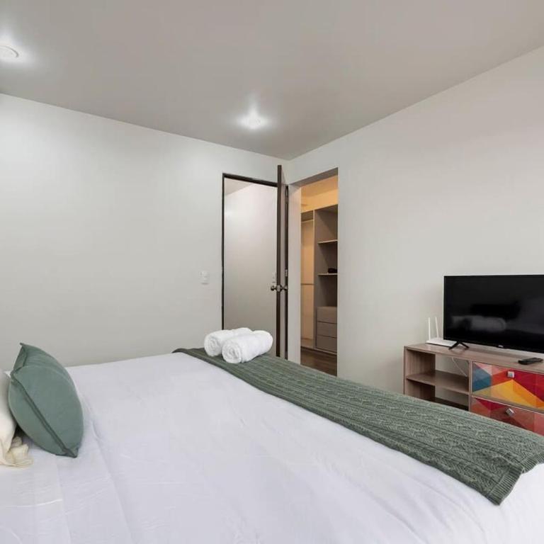 Chic 2BR Condo in Condesa steps from Parque Mexico - Two-Bedroom Apartment with Balcony - 17