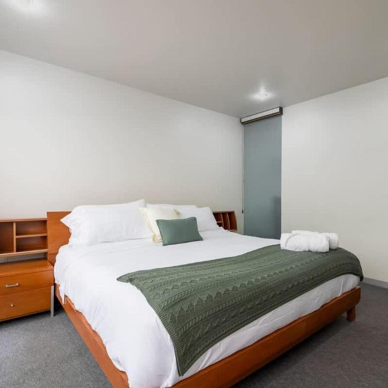 Chic 2BR Condo in Condesa steps from Parque Mexico - Two-Bedroom Apartment with Balcony - 16