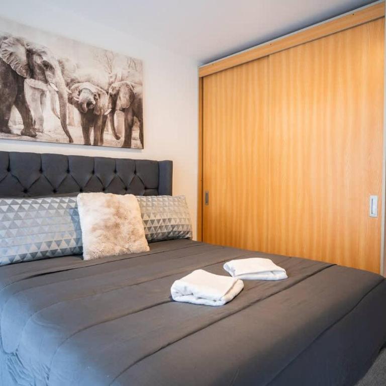 Modern 2 Bedroom Cozy Stay - Two-Bedroom Apartment - 11