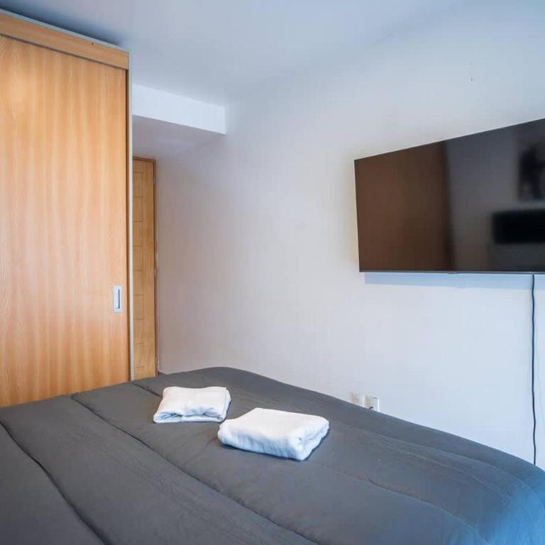 Modern 2 Bedroom Cozy Stay - Two-Bedroom Apartment - 13