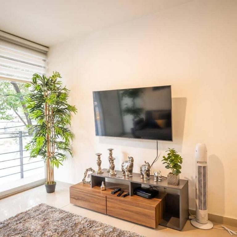 Modern 2 Bedroom Cozy Stay - Two-Bedroom Apartment - 23