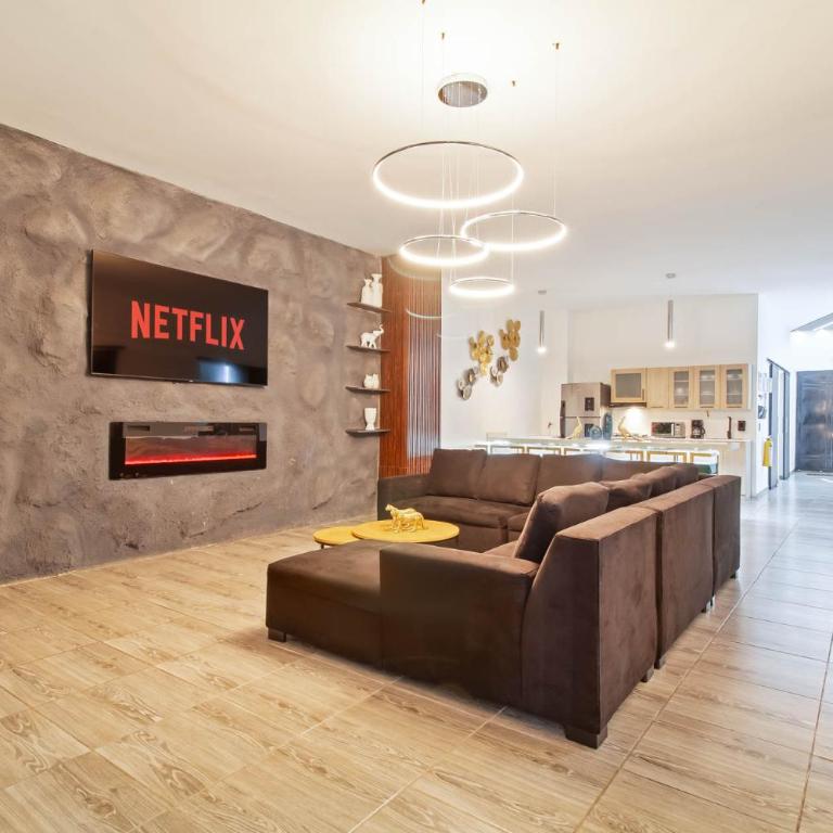 6 bedroom with Jacuzzi 1 block from LLeras P10 - Five-Bedroom Apartment - 14