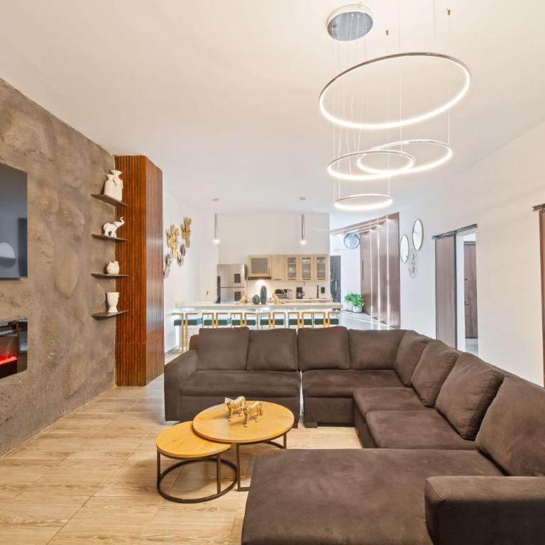 6 bedroom with Jacuzzi 1 block from LLeras P10 - Five-Bedroom Apartment - 35
