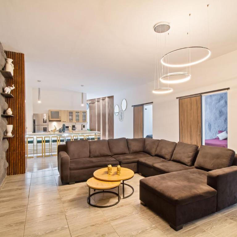 6 bedroom with Jacuzzi 1 block from LLeras P10 - Five-Bedroom Apartment - 42