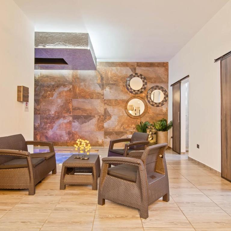 6 bedroom with Jacuzzi 1 block from LLeras P10 - Five-Bedroom Apartment - 6