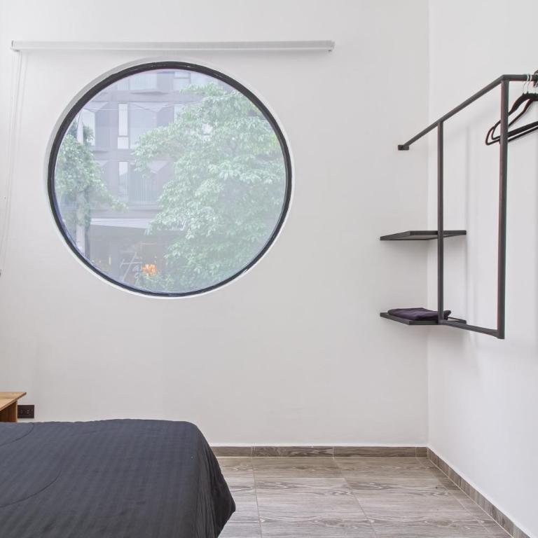 6 bedroom with Jacuzzi 1 block from LLeras P10 - Five-Bedroom Apartment - 5