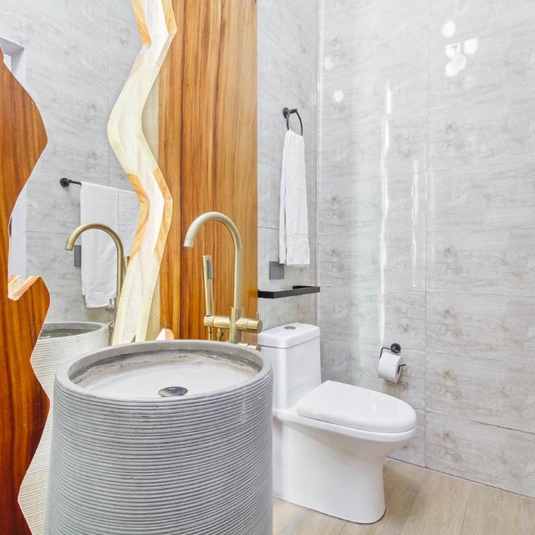 6 bedroom with Jacuzzi 1 block from LLeras P10 - Five-Bedroom Apartment - 15