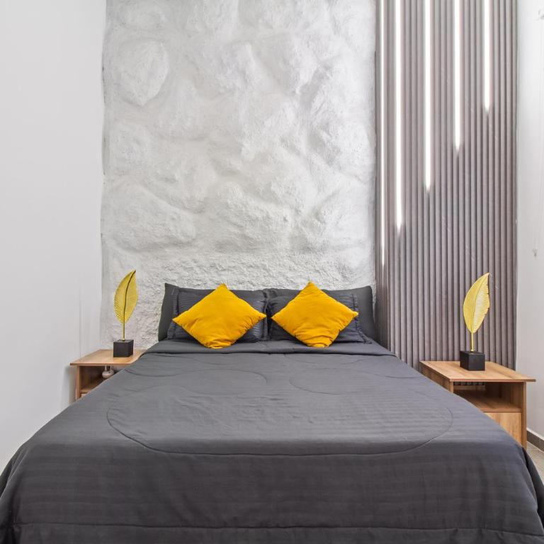6 bedroom with Jacuzzi 1 block from LLeras P10 - Five-Bedroom Apartment - 25