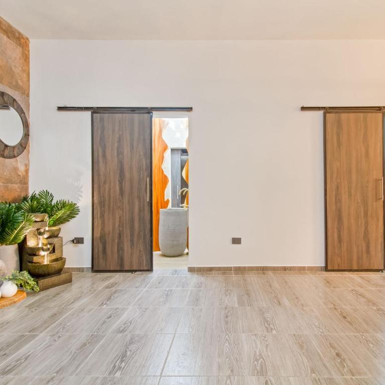 6 bedroom with Jacuzzi 1 block from LLeras P10 - Five-Bedroom Apartment - 8