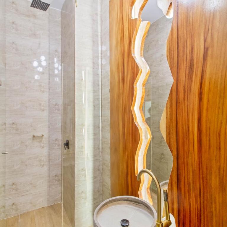 6 bedroom with Jacuzzi 1 block from LLeras P10 - Five-Bedroom Apartment - 27