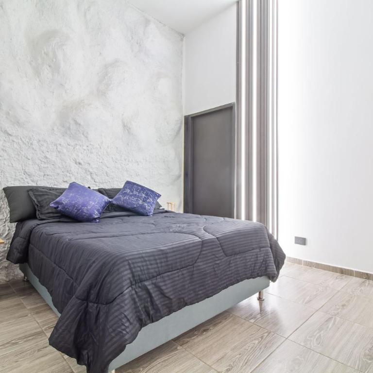 6 bedroom with Jacuzzi 1 block from LLeras P10 - Five-Bedroom Apartment - 17