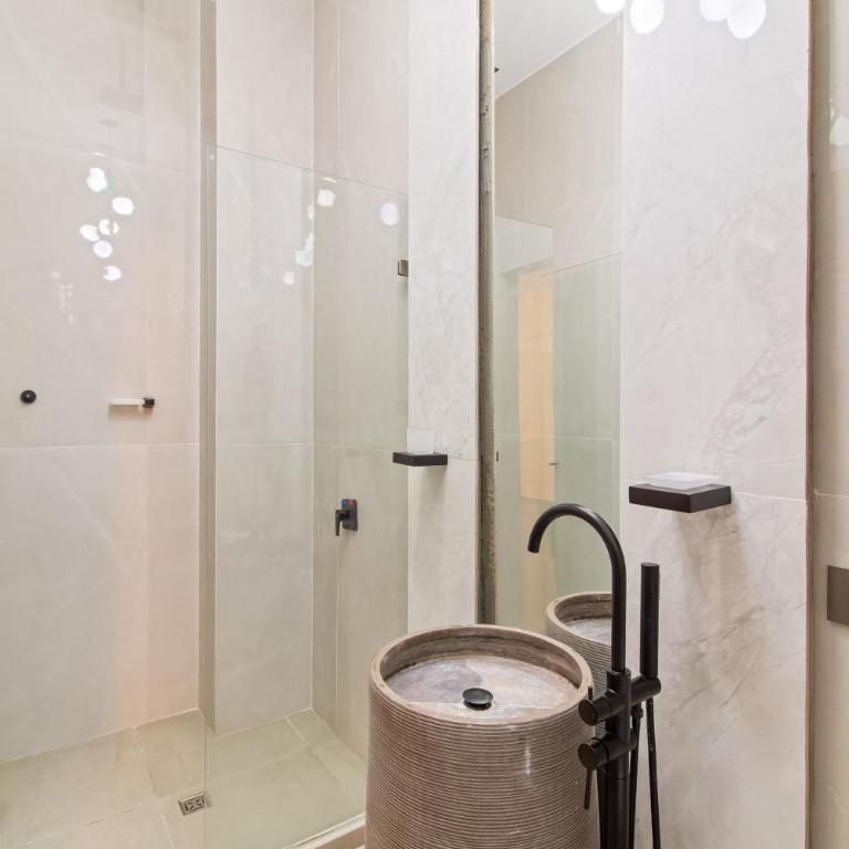6 bedroom with Jacuzzi 1 block from LLeras P10 - Five-Bedroom Apartment - 29