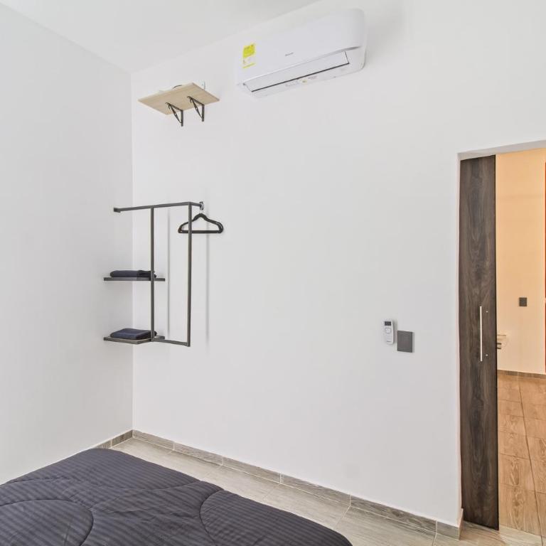 6 bedroom with Jacuzzi 1 block from LLeras P10 - Five-Bedroom Apartment - 31