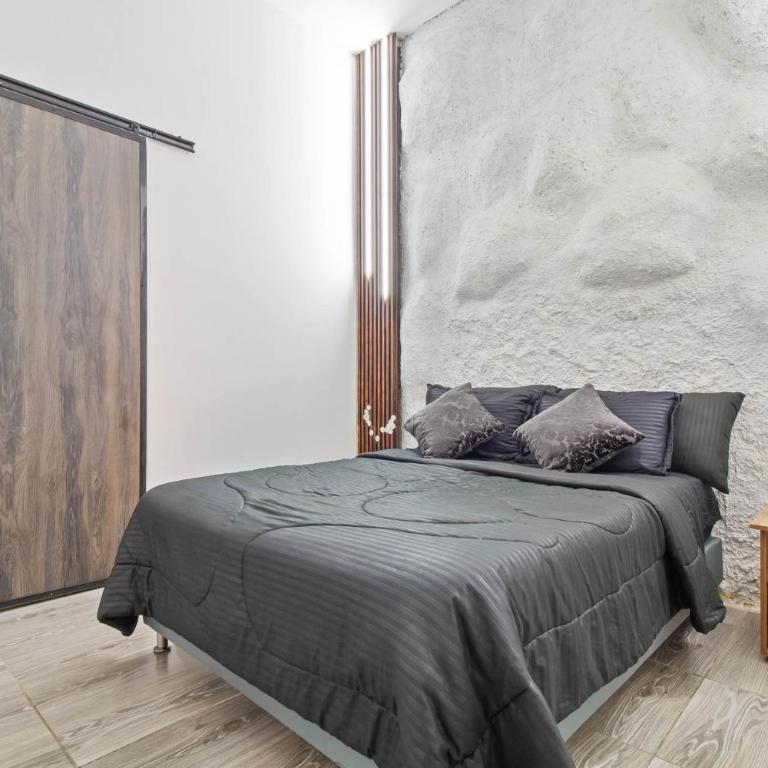 6 bedroom with Jacuzzi 1 block from LLeras P10 - Five-Bedroom Apartment - 36