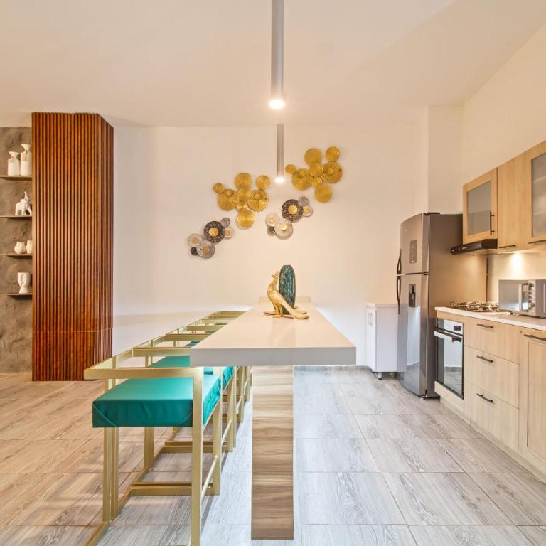 6 bedroom with Jacuzzi 1 block from LLeras P10 - Five-Bedroom Apartment - 40