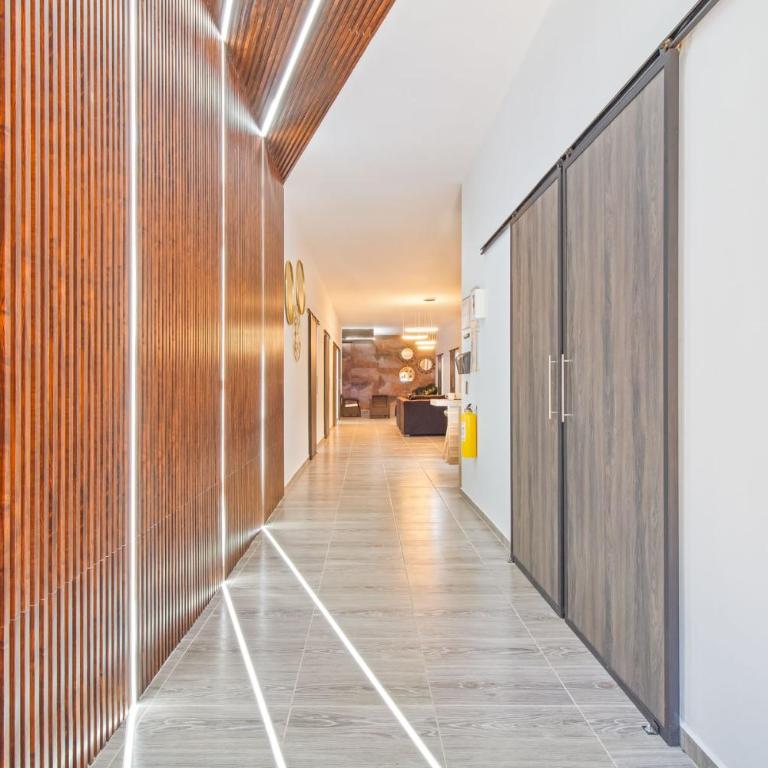 6 bedroom with Jacuzzi 1 block from LLeras P10 - Five-Bedroom Apartment - 33