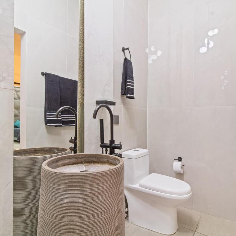 6 bedroom with Jacuzzi 1 block from LLeras P10 - Five-Bedroom Apartment - 11