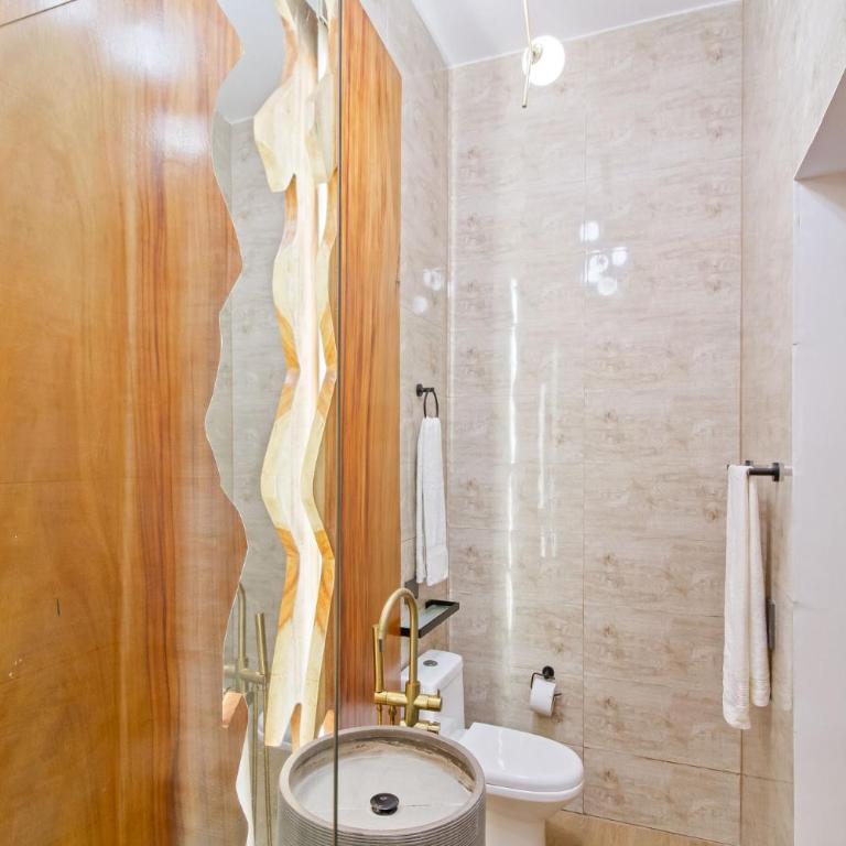 6 bedroom with Jacuzzi 1 block from LLeras P10 - Five-Bedroom Apartment - 9