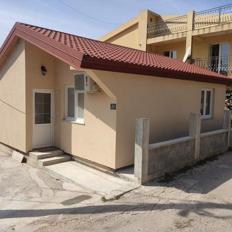 Modern & Cozy 2-Bedroom Getaway in Sutomore - Kuća sa 2 Spavaće Sobe - 1