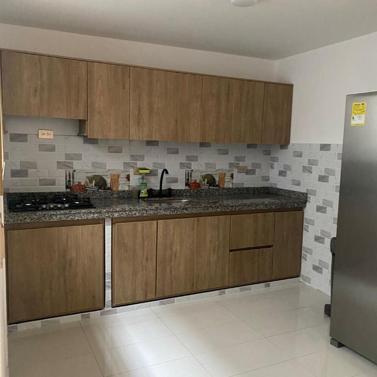 Hermosa Casa Amoblada con Excelente Ubicación - Three-Bedroom House - 8