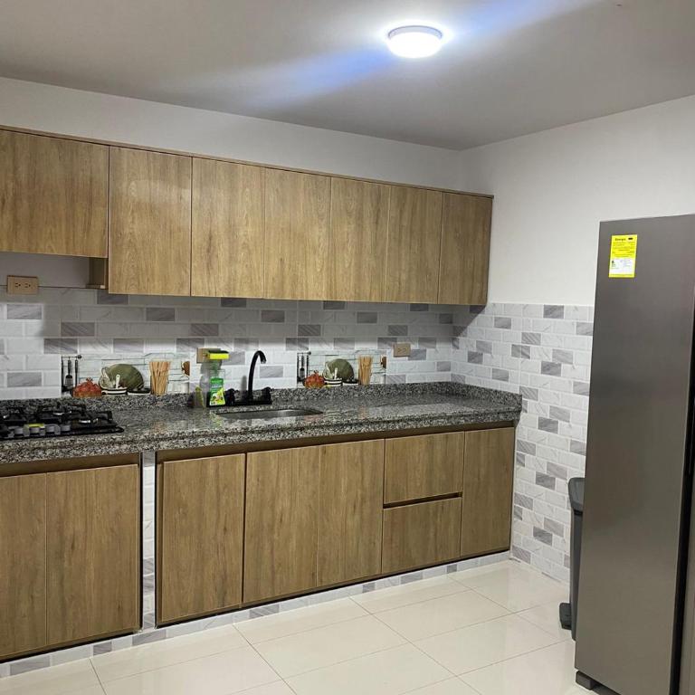 Hermosa Casa Amoblada con Excelente Ubicación - Three-Bedroom House - 9