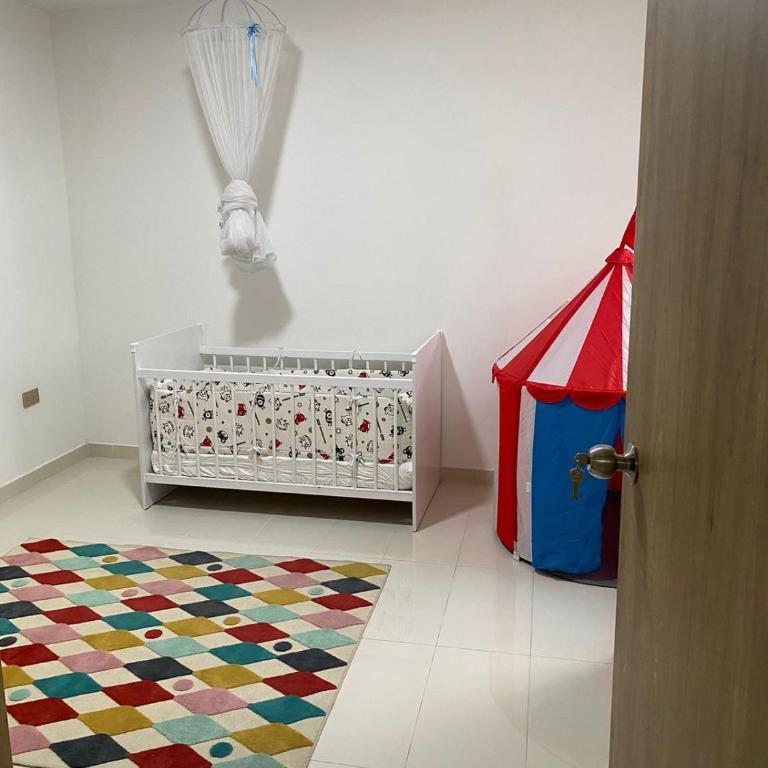 Hermosa Casa Amoblada con Excelente Ubicación - Three-Bedroom House - 13