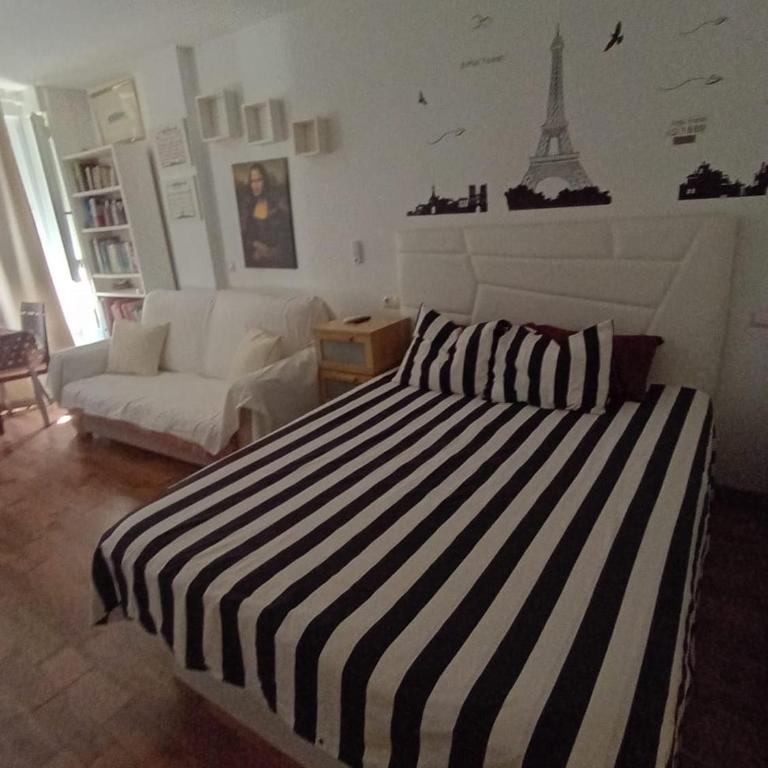 ESTUDIO LOFT en el Centro para 4 Personas Cama doble y sofá nuevo de cama doble Check in a partir de las 15 pm o antes si estuviera libre Con wifi Grandes ventanales - Estudio - 15