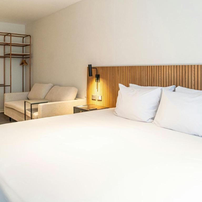 City Express Plus by Marriott Buenos Aires Palermo - Standard King Room with Sofa Bed and Balcony - City View - 3