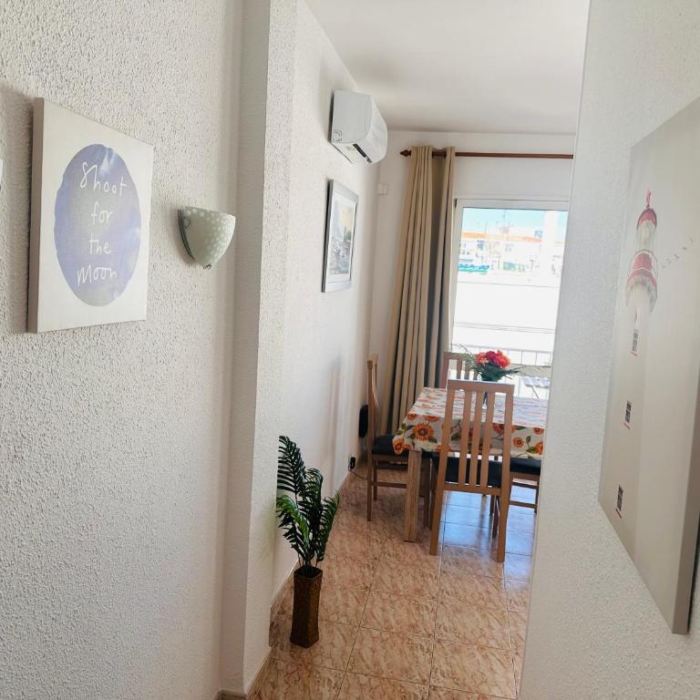 Soleado apartamento en Nerja - Three-Bedroom Apartment - 2