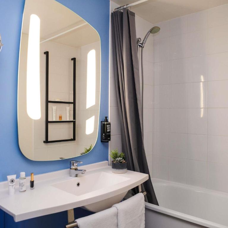 ibis Saint-Nazaire - Trignac - Suite Junior avec 1 Lit Queen-Size et 2 Canapés-Lits - 7