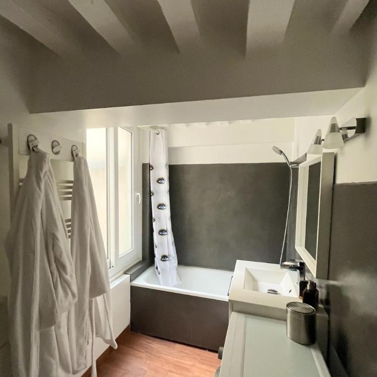 Charmant Duplex vue sur la place St Sauveur - Appartement 1 Chambre - 4